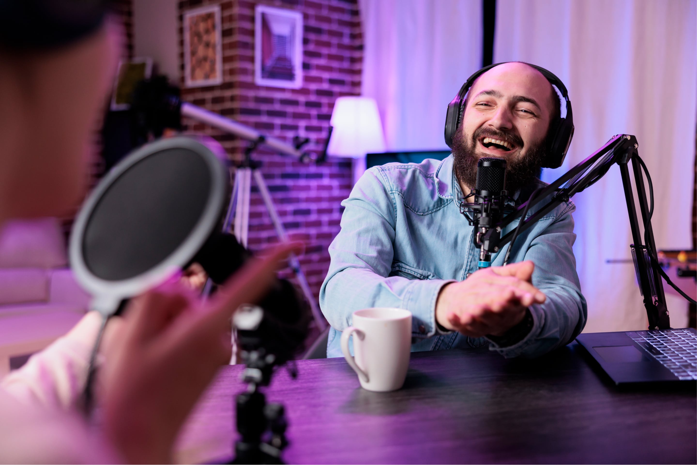 Homme souriant parlant à une caméra