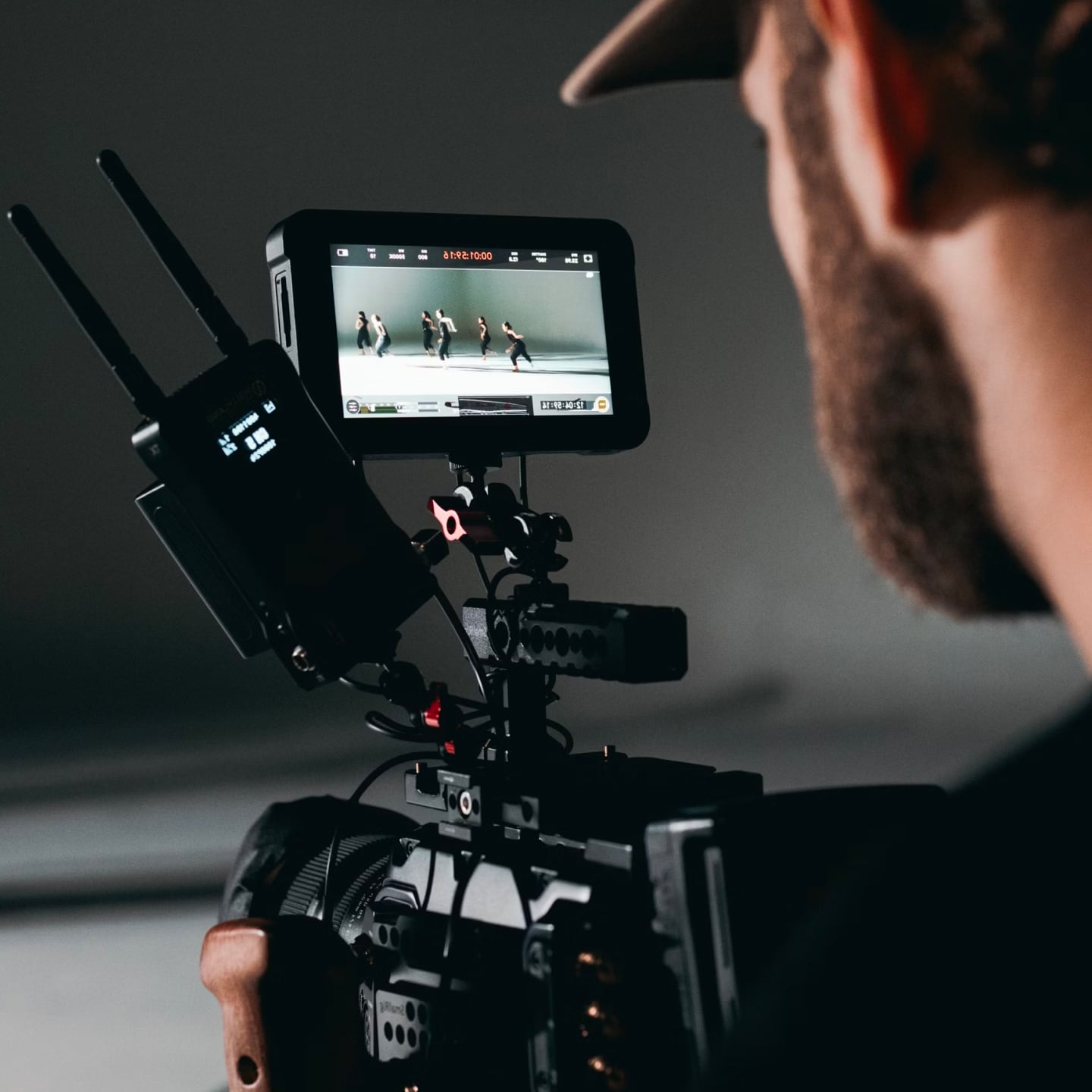 Homme qui filme avec une caméra de dos