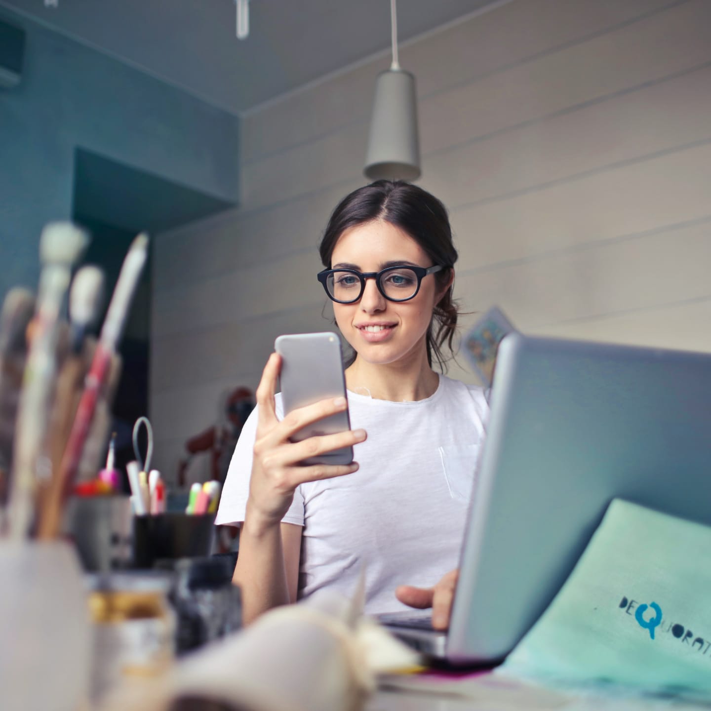 Femme sur son téléphone